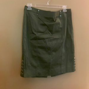 NWOT WHITE HOUSE BLACK MARKET OLIVE SKIRT W/button cute accent. Sz 14.